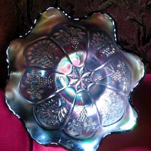 Stunning Fenton Iridescent Carnival Glass Peacock and Grapes 3-Footed Bowl - Picture 8 of 10
